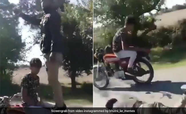 चलती बाइक पर खड़े होकर सेल्फी ले रहा था शख्स, बैलेंस बिगड़ते ही हुआ कुछ ऐसा, Video देख खड़े हो जाएंगे रोंगटे