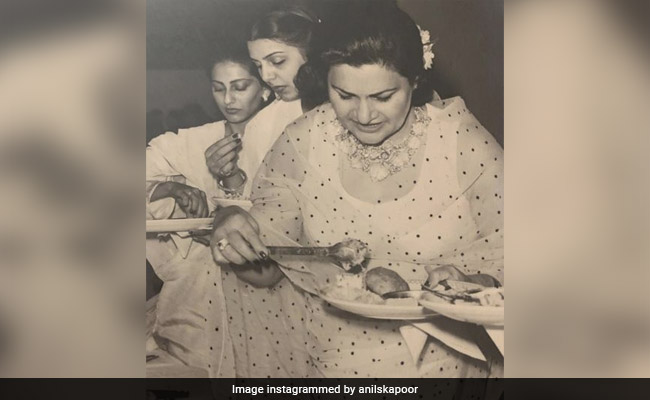 Kareena's ROFL Comment On Throwback Pic Of Krishna Raj Kapoor With Neetu And Sunita Kapoor