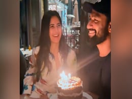 न्यू यॉर्क में कैटरीना के साथ विक्की कौशल ने यूं मनाया अपना जन्मदिन, वायरल हुआ Birthday का रोमांटिक Video न्यू यॉर्क में कैटरीना के साथ विक्की कौशल ने यूं मनाया अपना जन्मदिन, वायरल हुआ Birthday का रोमांटिक Video