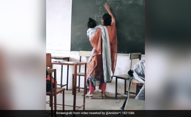 मां के जज्बे को सलाम, टीचर और मां की ड्यूटी एकसाथ, देखें Viral Video