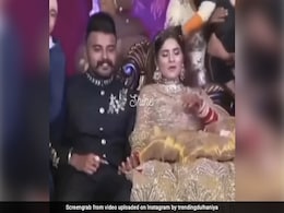 दूल्हे के साथ फोटो खिंचवा रहे थे लोग, पीछे से बच्चे ने ज़ोर से खींचे दुल्हन के बाल, बिगड़ गया पूरा हेयरस्टाइल हुआ ये हाल - देखें Video दूल्हे के साथ फोटो खिंचवा रहे थे लोग, पीछे से बच्चे ने ज़ोर से खींचे दुल्हन के बाल, बिगड़ गया पूरा हेयरस्टाइल हुआ ये हाल - देखें Video