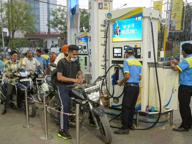 Petrol Diesel Prices Today: अंतरराष्ट्रीय बाजार में महंगा हुआ क्रूड ऑयल, देश के महानगरों में नहीं बदले पेट्रोल- डीजल के दाम Petrol Diesel Prices Today: अंतरराष्ट्रीय बाजार में महंगा हुआ क्रूड ऑयल, देश के महानगरों में नहीं बदले पेट्रोल- डीजल के दाम