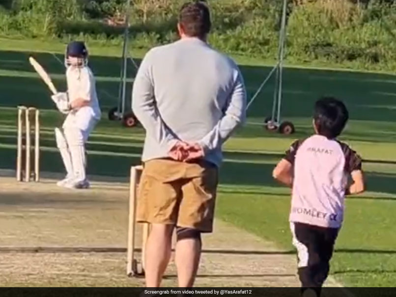 Video: पूर्व PAK क्रिकेटर के बेटे की यॉर्कर ने बल्लेबाजों के छुड़ाए पसीने, देख आपके भी उड़ जाएंगे होश