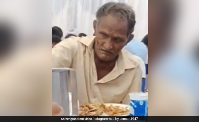 खाना खाने के बाद 'चचा' ने किया ऐसा काम, Video देख हंस-हंस कर हो जाएंगे लोटपोट