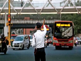 सोशल मीडिया पर छाया Delhi Police का ये ट्वीट, अनोखे अंदाज में कही ये बात सोशल मीडिया पर छाया Delhi Police का ये ट्वीट, अनोखे अंदाज में कही ये बात