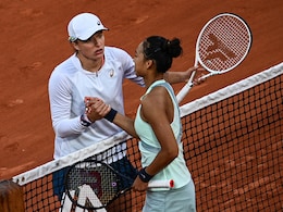 Iga Swiatek Survives Scare Against Injured Zheng Qinwen At French Open, Andrey Rublev Wins Iga Swiatek Survives Scare Against Injured Zheng Qinwen At French Open, Andrey Rublev Wins