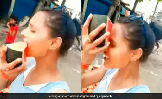 महिला ने अजीबोगरीब अंदाज़ में पूछा तरबूज का दाम, फल को चेहरे पर घिसते हुए गाया गाना, लोग बोले- ये कैसा स्टाइल है दीदी