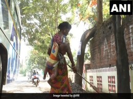 बच्चे को पीठ पर बांधकर सड़क साफ कर रही थी महिला सफाईकर्मी, वायरल वीडियो देख पसीजा लोगों का दिल बच्चे को पीठ पर बांधकर सड़क साफ कर रही थी महिला सफाईकर्मी, वायरल वीडियो देख पसीजा लोगों का दिल
