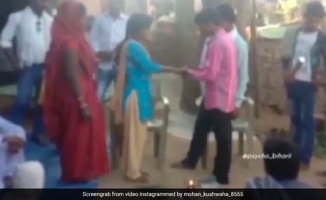 लड़की ने सगाई की अंगूठी पहनाने के बाद छुए लड़के के पैर, फिर लड़के ने की ऐसी हरकत, पिता ने सबके सामने जड़ दिया थप्पड़