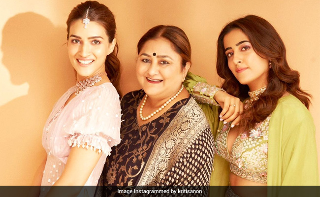 Here's Kriti Sanon's Shoutout To Her "Girls", Feat Nupur Sanon