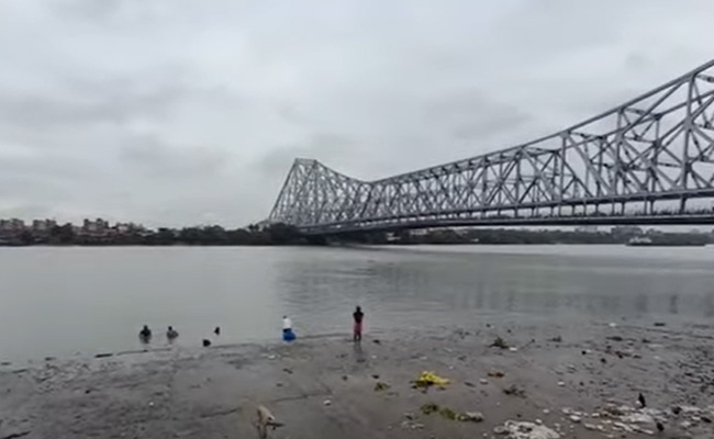 चक्रवात 'असानी' का असर, कोलकाता में तेज बारिश, तूफान को लेकर अलर्ट पर आपदा दल: VIDEO