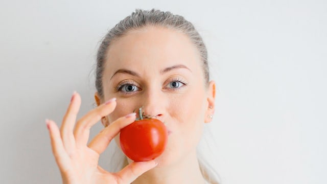 One must not use tomatoes and lemon on your skin directly