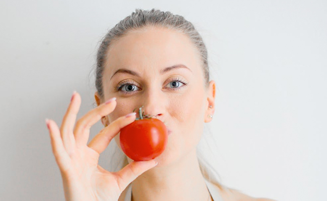 One must not use tomatoes and lemon on your skin directly