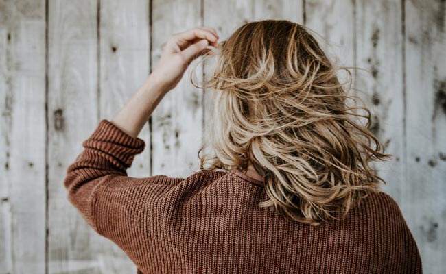 5 Beauty Hacks To Control Frizzy Hair On Hot, Humid Days