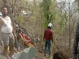 MP: इन्दौर में यात्रियों से भरी बस खाई में गिरने से 5 लोगो की मौत, 22 घायल MP: इन्दौर में यात्रियों से भरी बस खाई में गिरने से 5 लोगो की मौत, 22 घायल