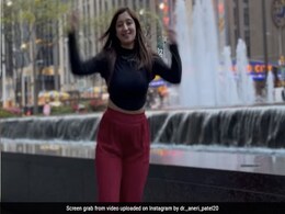 न्यूयॉर्क की सड़कों पर अक्षय कुमार और सोनाक्षी सिन्हा के दिल शायराना पर भारतीय डॉक्टर ने किया डांस, वीडियो देख कर फैंस बोले – क्रश न्यूयॉर्क की सड़कों पर अक्षय कुमार और सोनाक्षी सिन्हा के दिल शायराना पर भारतीय डॉक्टर ने किया डांस, वीडियो देख कर फैंस बोले – क्रश