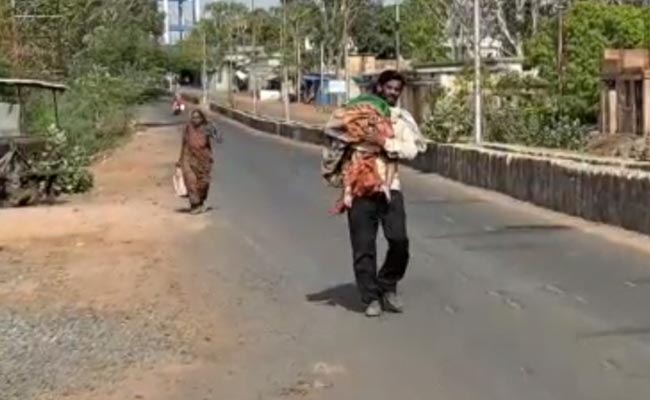 बेशर्म व्‍यवस्‍था! बच्‍ची का शव ले जाने को नहीं मिला वाहन, कंधे पर लादकर पैदल चलने को मजबूर हुए परिजन