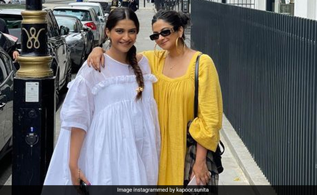 Rhea Kapoor Is Missing Sister Sonam And Her "Perfect" London Trip