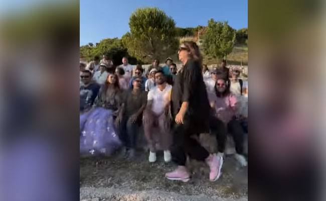 How Vicky Kaushal, Farah Khan And "Whole Crew" Went Full <i>Main Hoon Na</i>