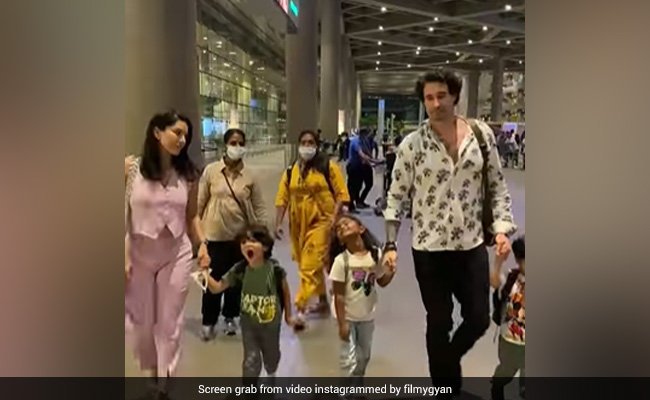 अपनी सुपर क्यूट फैमिली के साथ एयरपोर्ट पर स्पॉट की गईं सनी लियोनी, पिंक को-आर्ड सेट में दिखा स्टनिंग लुक