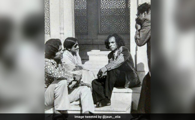 दर्द के मसीहा थे मशहूर शायर जौन एलिया, लिखा था: नया इक रिश्ता पैदा क्यूं करें हम  बिछड़ना है तो झगड़ा क्यूं करें हम