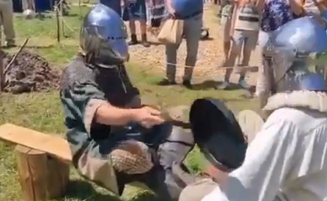 तवे की मदद से दो लोगों ने खेला ऐसा गेम, जिसे देख कर लोगों ने कहा- खाली बैठे हो तो कुछ और कर लो