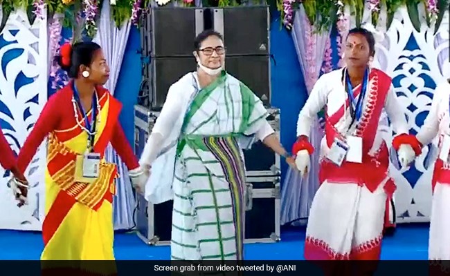 संगीत के रंग में रम गईं ममता बनर्जी, लोक कलाकारों के साथ डांस किया, वीडियो हो रहा है वायरल