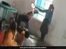 बच्चों को पढ़ाते-पढ़ाते क्लास में टीचर ने किया ऐसा काम, देखते रह गए स्टूडेंट, लोग बोले- ये तो बहुत मेहनती है भाई ! बच्चों को पढ़ाते-पढ़ाते क्लास में टीचर ने किया ऐसा काम, देखते रह गए स्टूडेंट, लोग बोले- ये तो बहुत मेहनती है भाई !