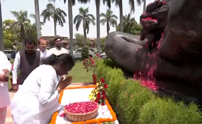 VIDEO:  द्रौपदी मुर्मू का आदिवासी संगीत पर थिरकते पुराना वीडियो आया सामने