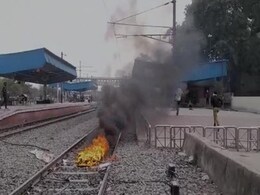 मध्य प्रदेश: अग्निपथ योजना के विरोध में युवाओं का उग्र प्रदर्शन, रेलवे ट्रैक पर लगाई आग मध्य प्रदेश: अग्निपथ योजना के विरोध में युवाओं का उग्र प्रदर्शन, रेलवे ट्रैक पर लगाई आग
