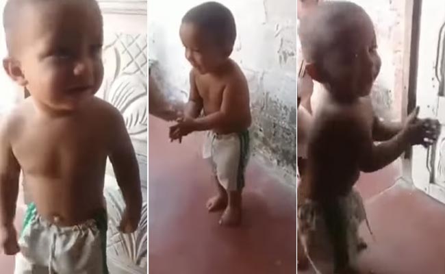 जोर-जोर से रोता बच्चा अचानक ठहाके मारकर लगा नाचने, नेटिजन्स बोले- 'पक्का ये एक्टर बनेगा', देखें Video