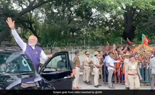 PM Stops His Car, Waves At Cheering Crowd In Bengaluru