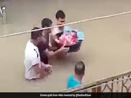 बाढ़ के पानी में चलकर अपने नवजात बच्चे को घर ले आया शख्स, Video देख लोगों को याद आए भगवान कृष्ण बाढ़ के पानी में चलकर अपने नवजात बच्चे को घर ले आया शख्स, Video देख लोगों को याद आए भगवान कृष्ण
