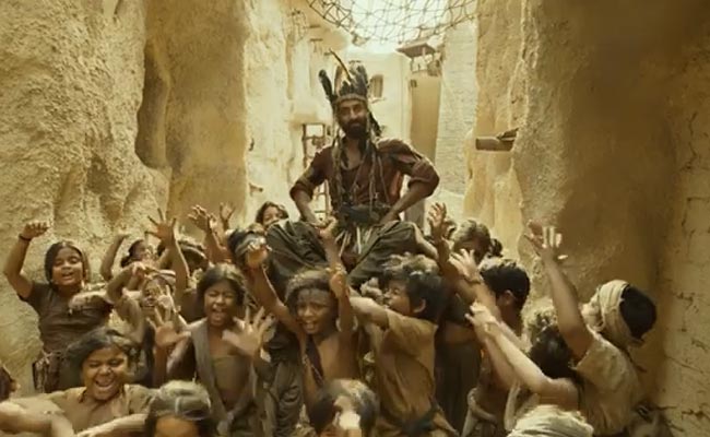 Shamshera trailer: क्रूर दरोगा 'शुद्ध सिंह' से भिड़ेगा डकैत 'शमशेरा', अलग तेवर में दिखे रणबीर कपूर और संजय दत्त