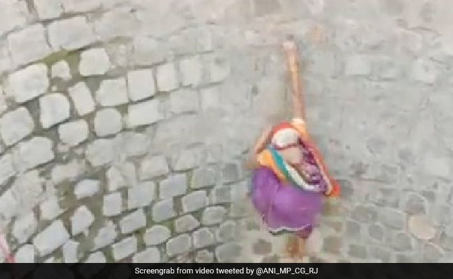 Watch: Desperate For Water, These Villagers Climb Well Without A Rope