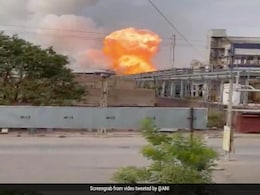 गुजरात के वडोदरा में एक केमिकल फैक्ट्री में भीषण धमाका, लगी आग गुजरात के वडोदरा में एक केमिकल फैक्ट्री में भीषण धमाका, लगी आग