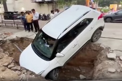 चेन्नई में गड्ढे में गिरी एसयूवी, बाल-बाल बचे चालक चेन्नई में गड्ढे में गिरी एसयूवी, बाल-बाल बचे चालक