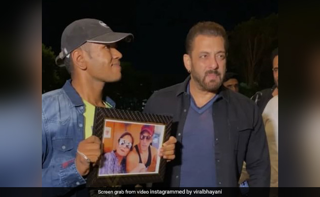 गिफ्ट लेकर सलमान खान से मिलने पहुंचे फैन के साथ भाईजान ने किया ऐसा बर्ताव, देखकर आपको भी नहीं होगा यकीन