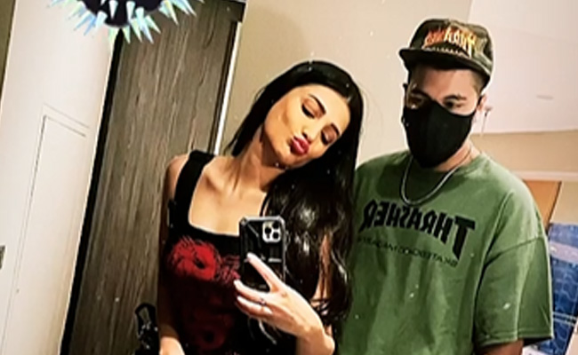 Shruti Haasan Shares A Mushy Mirror Selfie With Boyfriend Santanu Hazarika