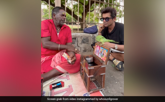 उज्वल भविष्य के लिए तोते वाले ज्योतिष के पास पहुंचे सुनील ग्रोवर, देखकर फैंस बोले- 'भाई कुछ समझ में आया'