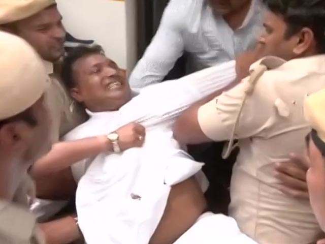Watch: Congress's Srinivas BV Dramatically Forced Into Bus By Delhi Cops