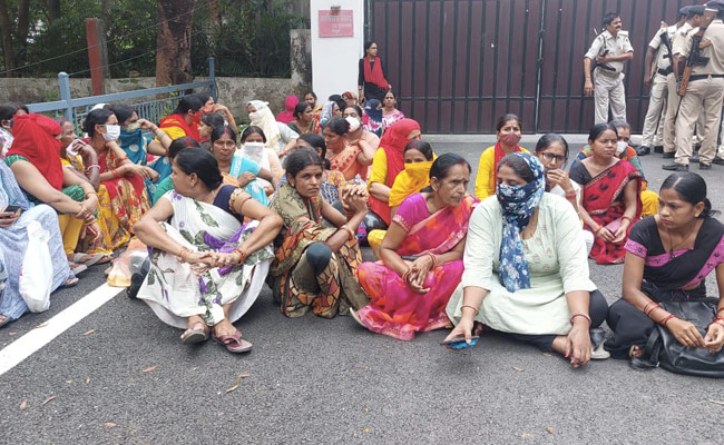 बिहार : आशियाना उजड़ने से नाराज लोगों ने डिप्टी CM तारकिशोर प्रसाद के आवास का किया घेराव