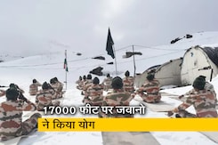 17 हजार फीट की ऊंचाई पर आईटीबीपी जवानों ने बर्फ के बीच किया योग 17 हजार फीट की ऊंचाई पर आईटीबीपी जवानों ने बर्फ के बीच किया योग