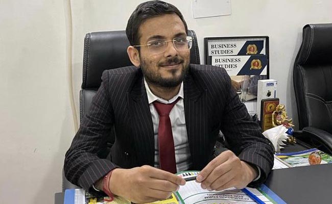 गांव-देहात के बच्चों के सपने को ऑनलाइन एप्लिकेशन के ज़रिए साकार कर रहे हैं  Vishva Deepak Gupta