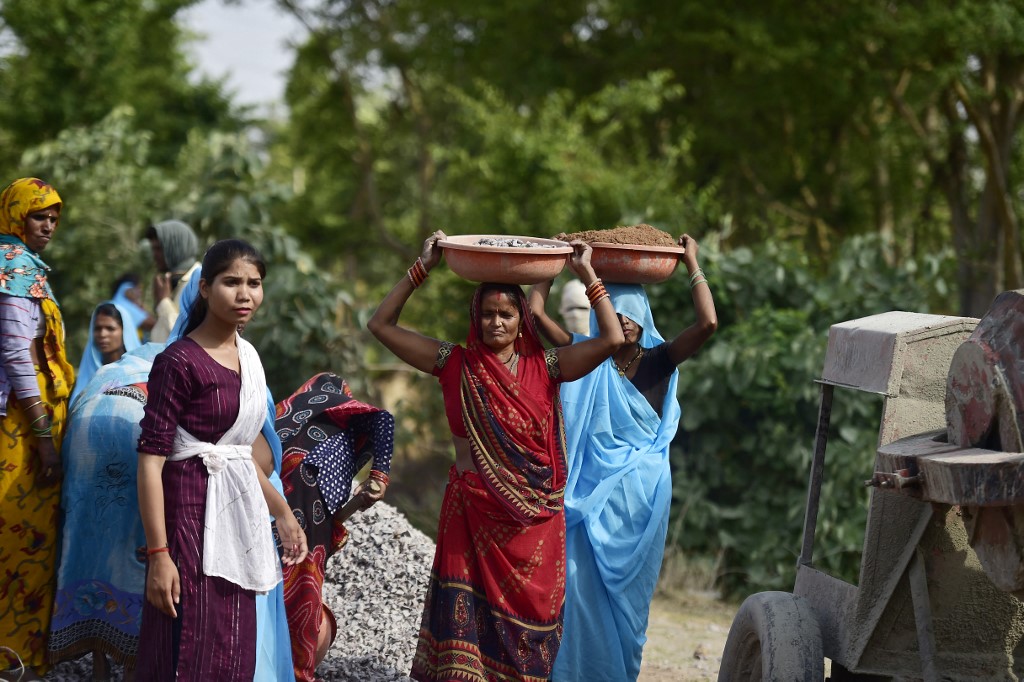 'दम तोड़ते' जल निकायों को 'जीवनदान' दे रहीं बुंदेलखंड की महिलाएं, इस तकनीक से पहुंचा रहीं कई गांवों तक पानी 'दम तोड़ते' जल निकायों को 'जीवनदान' दे रहीं बुंदेलखंड की महिलाएं, इस तकनीक से पहुंचा रहीं कई गांवों तक पानी