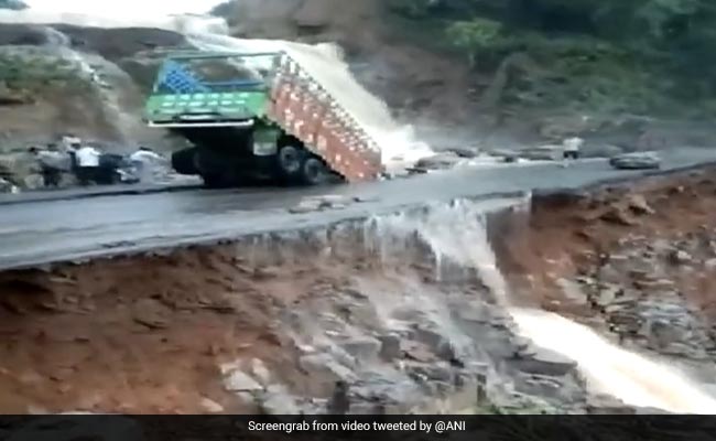 पूर्वोत्तर भारत के कई राज्यों में मूसलाधार बारिश और बाढ़ के चलते जनजीवन अस्त व्यस्त