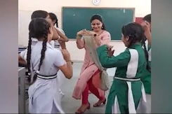 देखें: दिल्ली की टीचर ने छात्रों के साथ किए डांस स्टेप्स, इंटरनेट पर जीता लोगों का दिल देखें: दिल्ली की टीचर ने छात्रों के साथ किए डांस स्टेप्स, इंटरनेट पर जीता लोगों का दिल