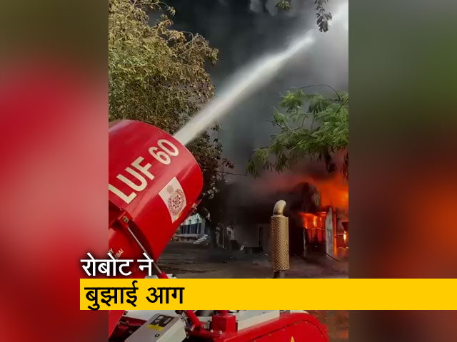 दिल्ली के रोहिणी स्थित गोदाम में लगी आग, रोबोट की मदद से आग पर पाया गया काबू