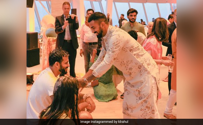 'भाई की शादी': दीपक चाहर की शादी के बजाय बहरीन के इस क्रिकेटर के विवाह में शरीक हुए केएल राहुल, देखें तस्वीरें