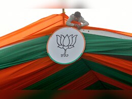 दिल्ली की झुग्गी-झोपड़ियों में रात भर रुके बीजेपी नेता, लोगों से जानीं उनकी समस्याएं